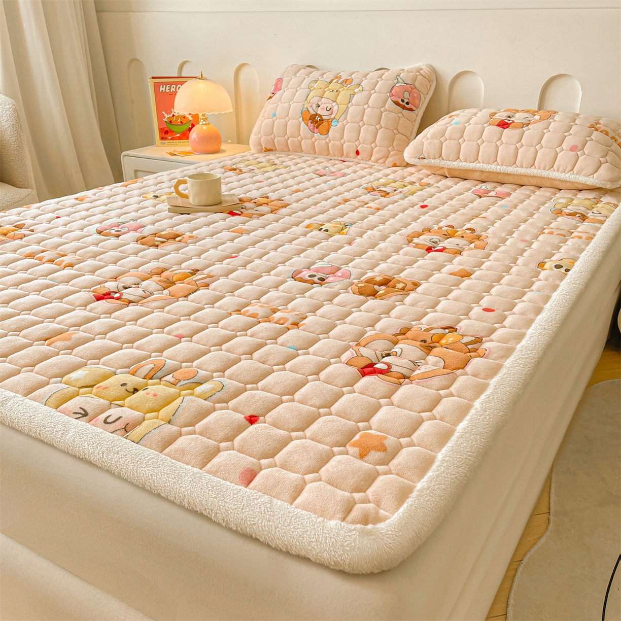 91家纺网 家纺一手货源 找家纺 雯豆家纺 【加厚款】2025新款牛奶绒床垫床护垫印花小清新床褥床垫子 牛奶绒床褥-甜心布布【加厚款】