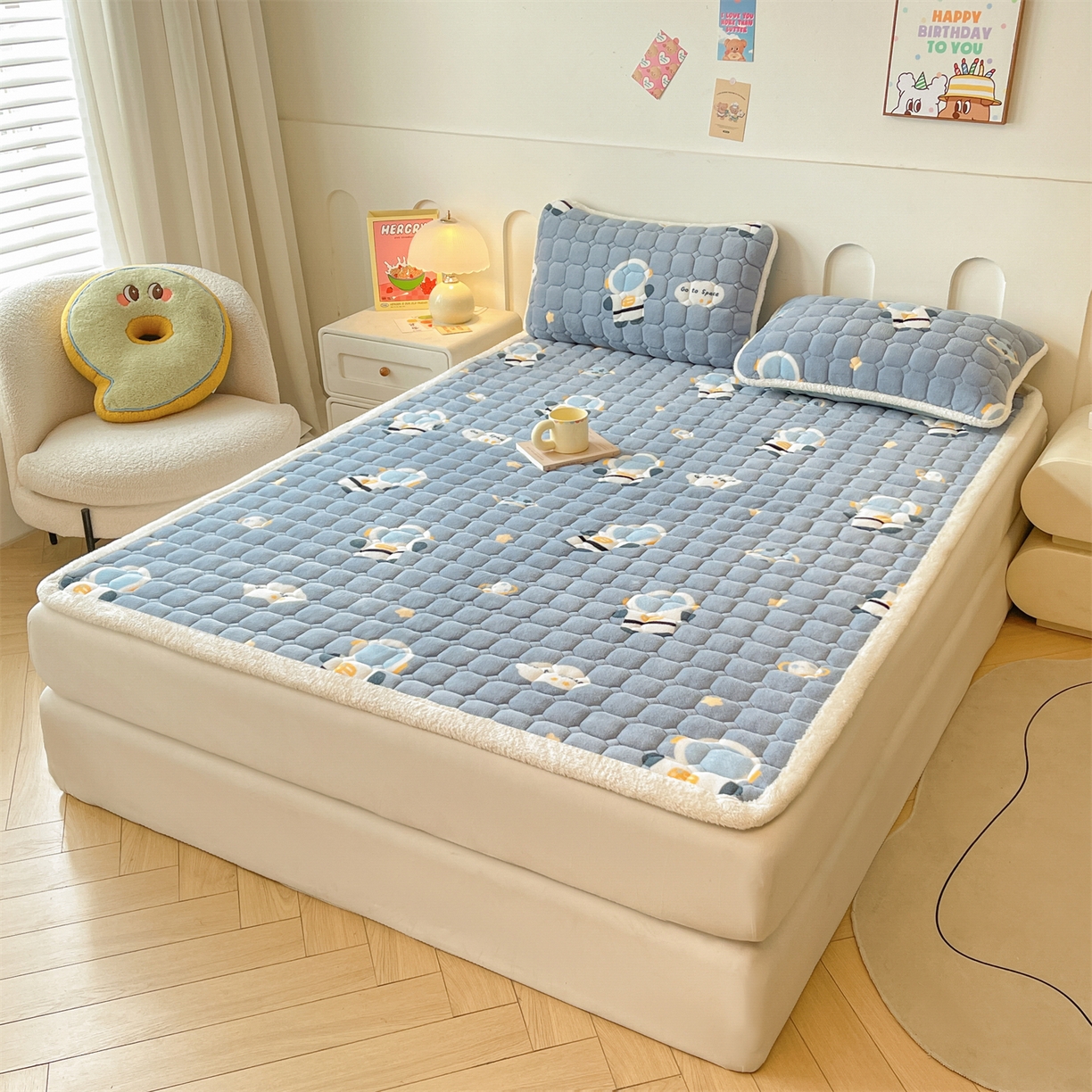 91家纺网 家纺一手货源 找家纺 雯豆家纺 【加厚款】2025新款牛奶绒床垫床护垫印花小清新床褥床垫子 牛奶绒床褥-小小太空人【加厚款】