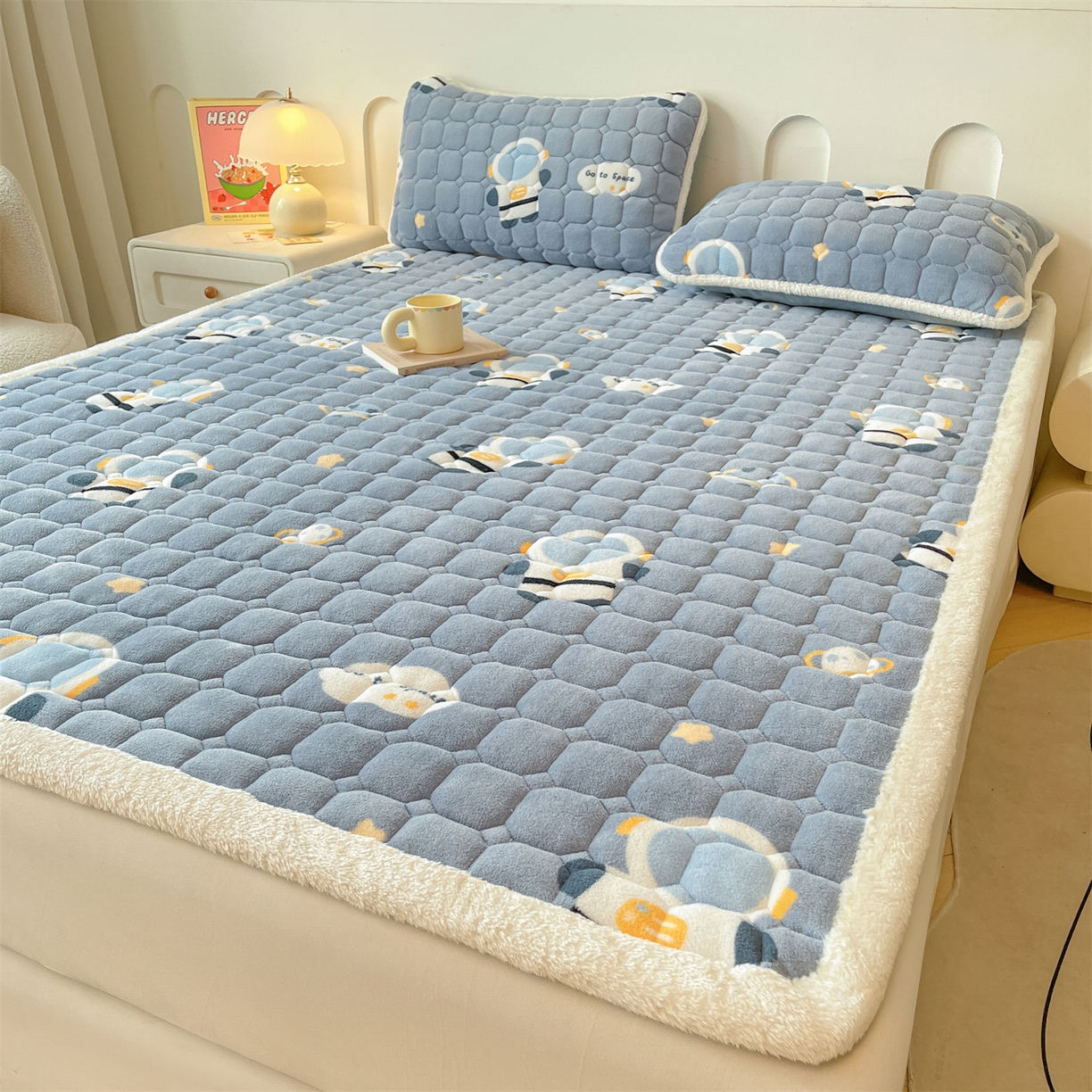 91家纺网 家纺一手货源 找家纺 雯豆家纺 【加厚款】2025新款牛奶绒床垫床护垫印花小清新床褥床垫子 牛奶绒床褥-小小太空人【加厚款】