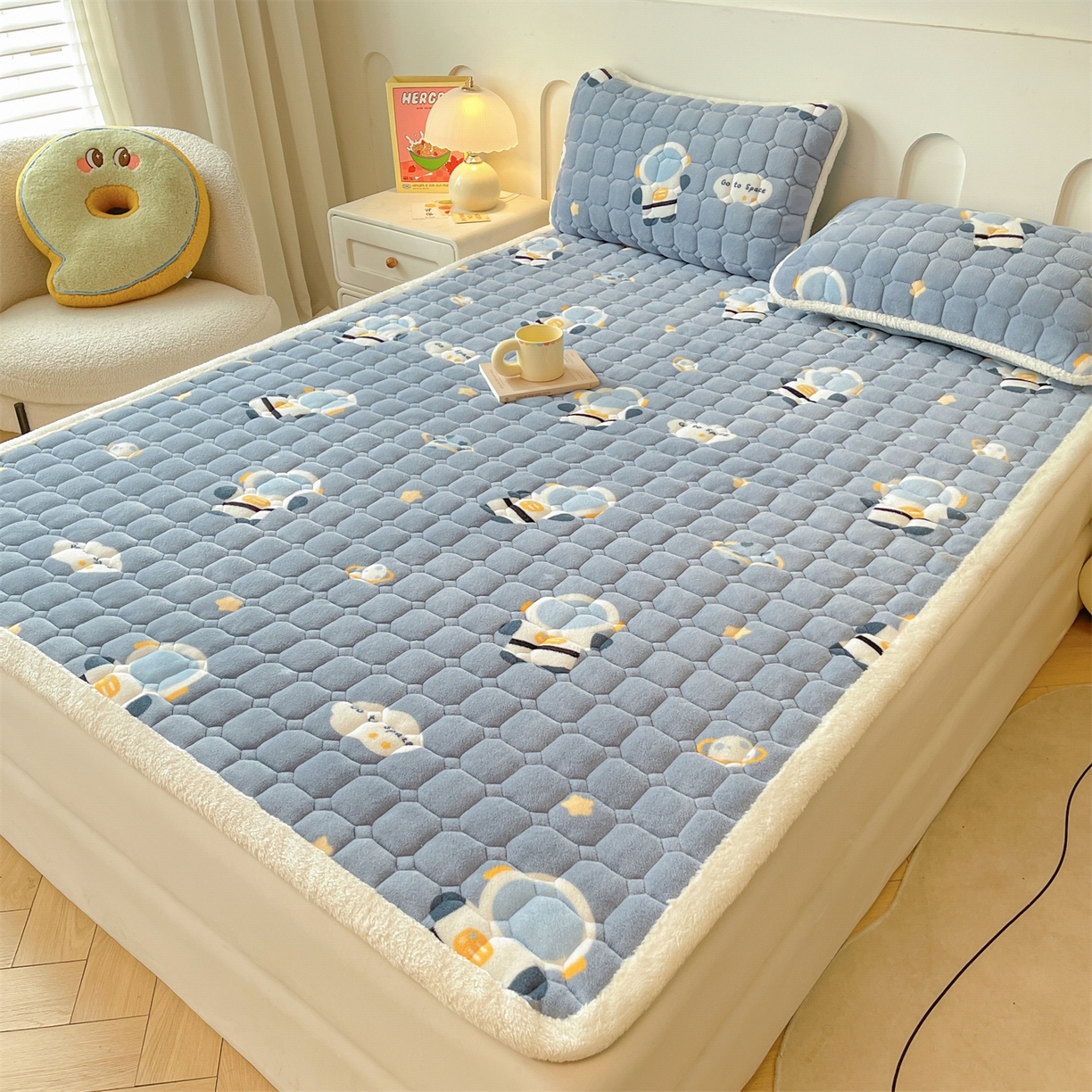 91家纺网 家纺一手货源 找家纺 雯豆家纺 【加厚款】2025新款牛奶绒床垫床护垫印花小清新床褥床垫子 牛奶绒床褥-小小太空人【加厚款】