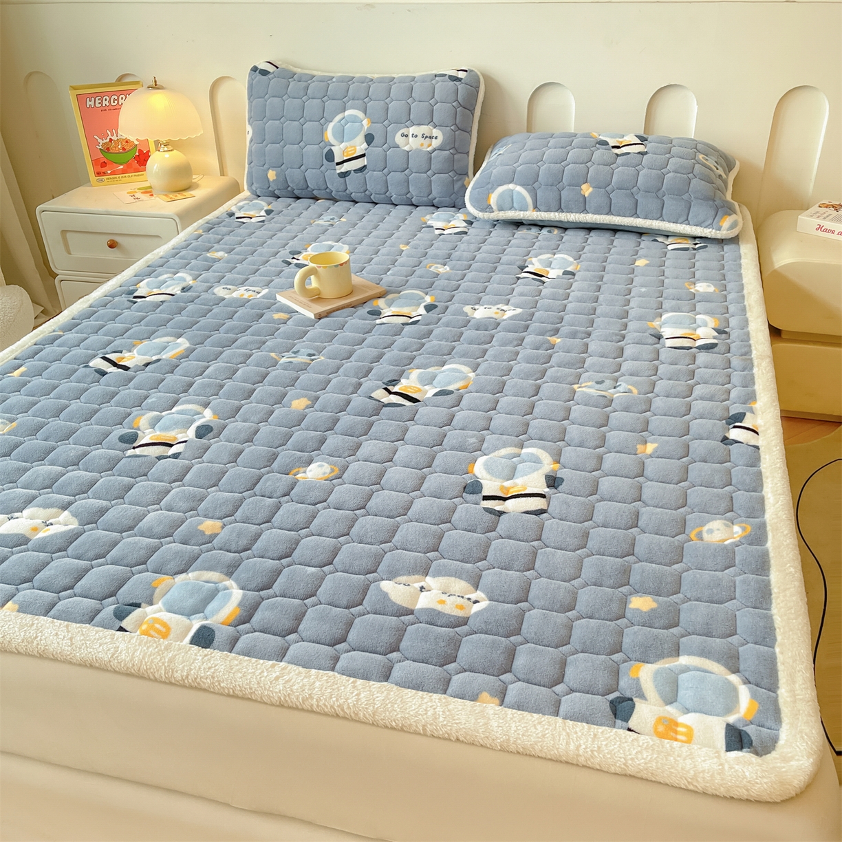 91家纺网 家纺一手货源 找家纺 雯豆家纺 【加厚款】2025新款牛奶绒床垫床护垫印花小清新床褥床垫子 牛奶绒床褥-小小太空人【加厚款】