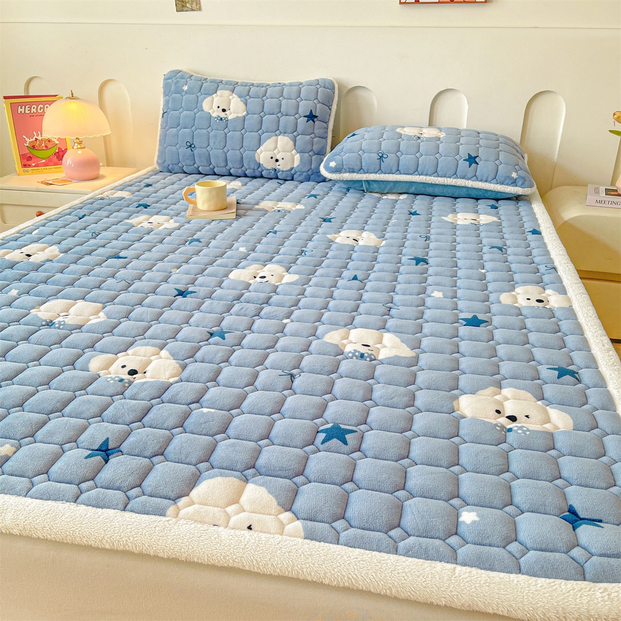 91家纺网 家纺一手货源 找家纺 雯豆家纺 【加厚款】2025新款牛奶绒床垫床护垫印花小清新床褥床垫子 牛奶绒床褥-星空小狗【加厚款】