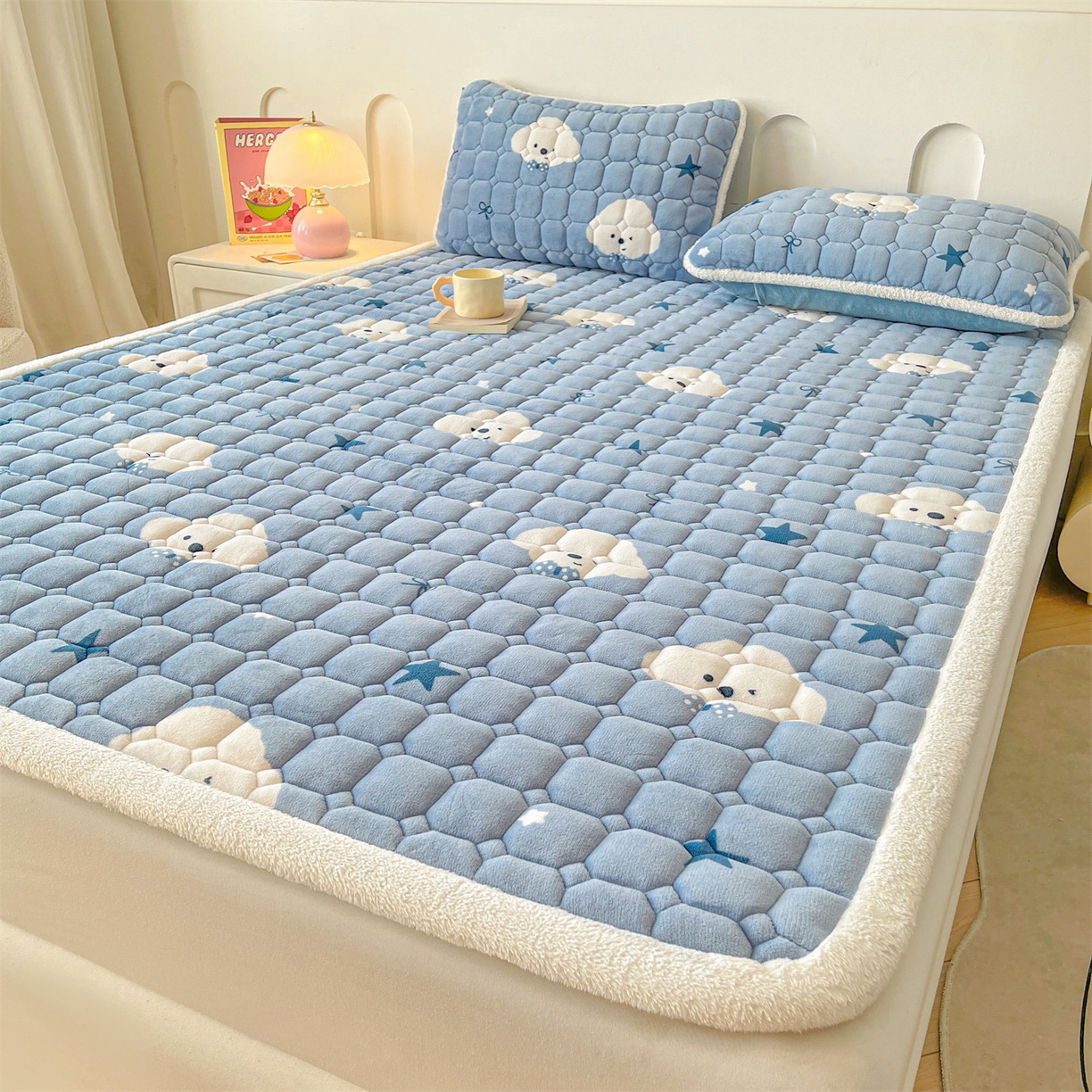 91家纺网 家纺一手货源 找家纺 雯豆家纺 【加厚款】2025新款牛奶绒床垫床护垫印花小清新床褥床垫子 牛奶绒床褥-星空小狗【加厚款】