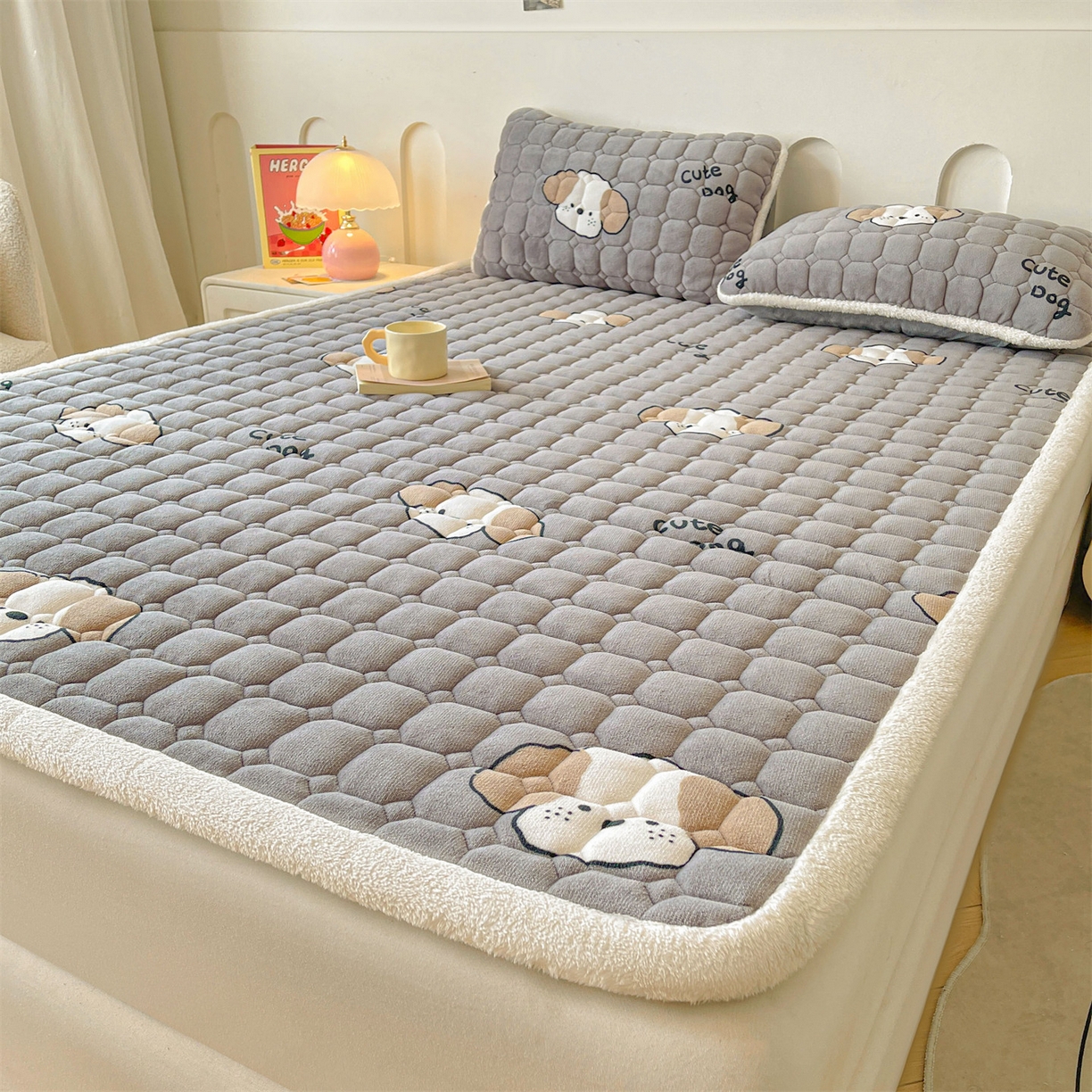 91家纺网 家纺一手货源 找家纺 雯豆家纺 【加厚款】2025新款牛奶绒床垫床护垫印花小清新床褥床垫子 牛奶绒床褥-阳光狗【加厚款】