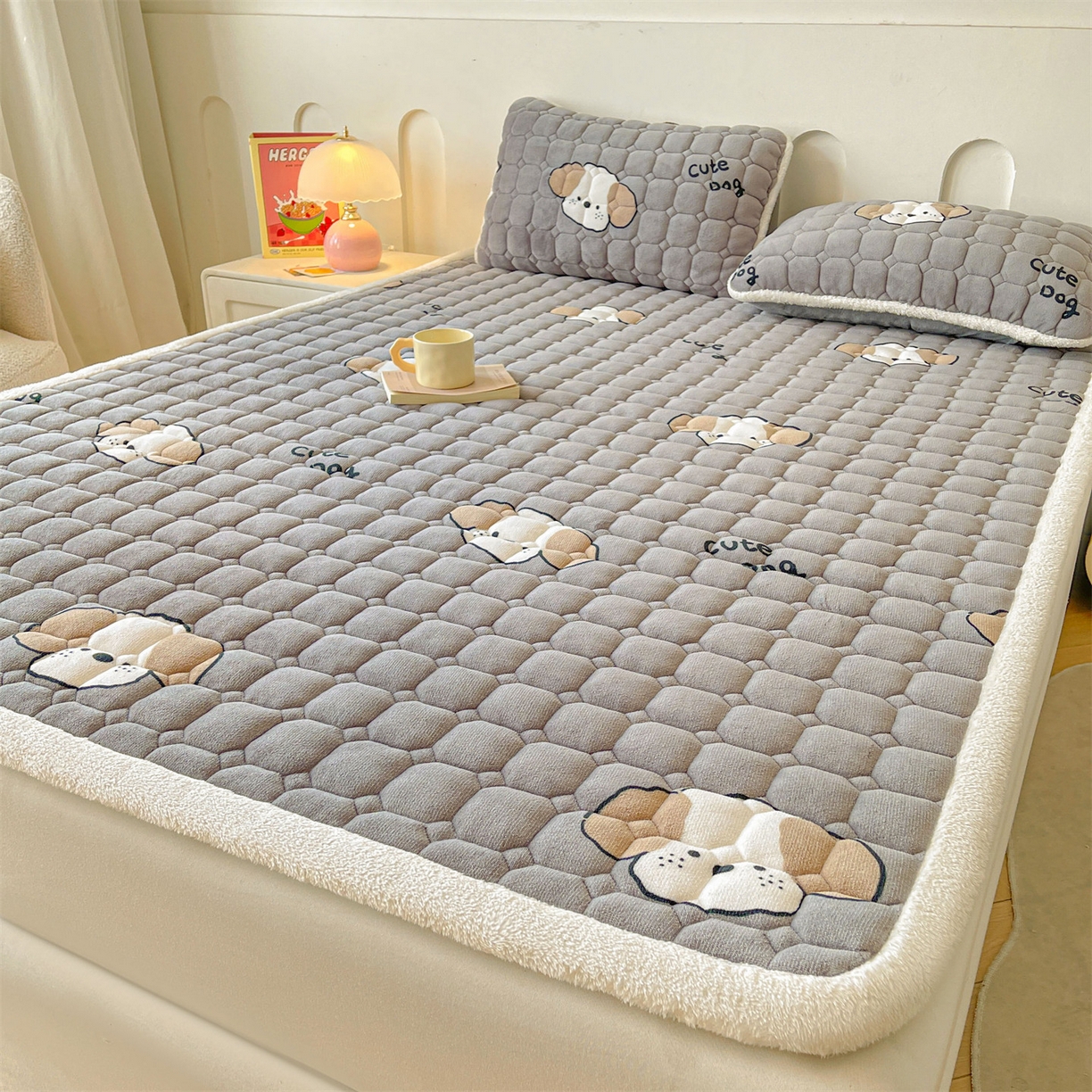 91家纺网 家纺一手货源 找家纺 雯豆家纺 【加厚款】2025新款牛奶绒床垫床护垫印花小清新床褥床垫子 牛奶绒床褥-阳光狗【加厚款】