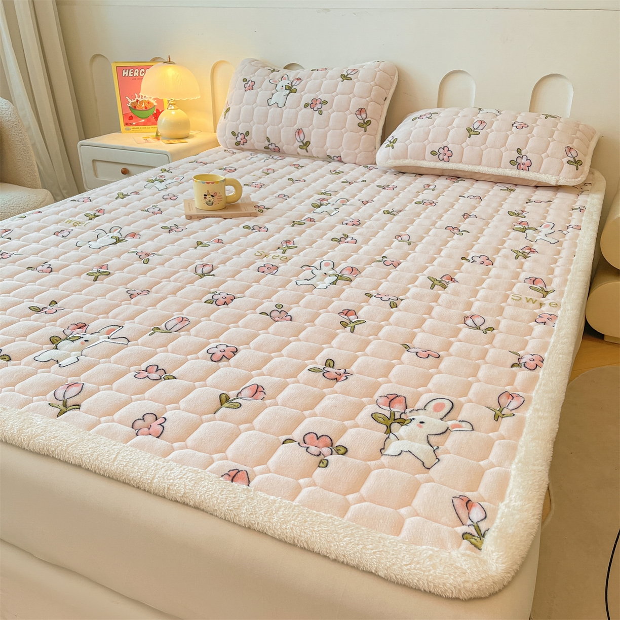 91家纺网 家纺一手货源 找家纺 雯豆家纺 【加厚款】2025新款牛奶绒床垫床护垫印花小清新床褥床垫子 牛奶绒床褥-月季小兔【加厚款】