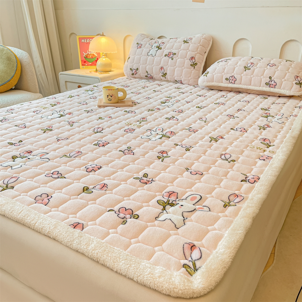 91家纺网 家纺一手货源 找家纺 雯豆家纺 【加厚款】2025新款牛奶绒床垫床护垫印花小清新床褥床垫子 牛奶绒床褥-月季小兔【加厚款】