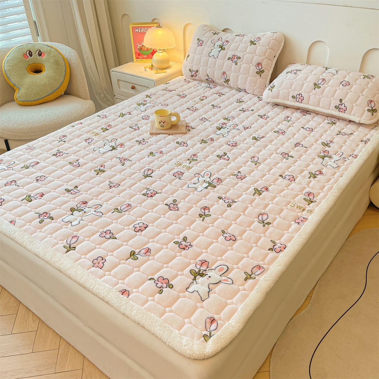 91家纺网 家纺一手货源 找家纺 雯豆家纺 【加厚款】2025新款牛奶绒床垫床护垫印花小清新床褥床垫子 牛奶绒床褥-月季小兔【加厚款】