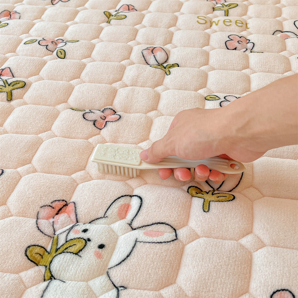 91家纺网 家纺一手货源 找家纺 雯豆家纺 【加厚款】2025新款牛奶绒床垫床护垫印花小清新床褥床垫子 牛奶绒床褥-月季小兔【加厚款】