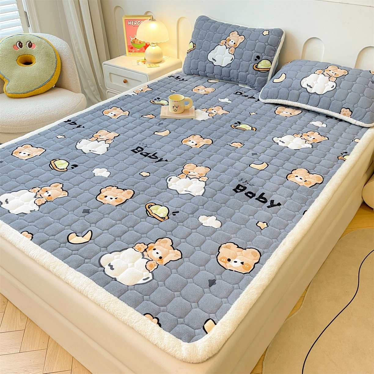 91家纺网 家纺一手货源 找家纺 雯豆家纺 【加厚款】2025新款牛奶绒床垫床护垫印花小清新床褥床垫子 牛奶绒床褥-云朵熊【加厚款】