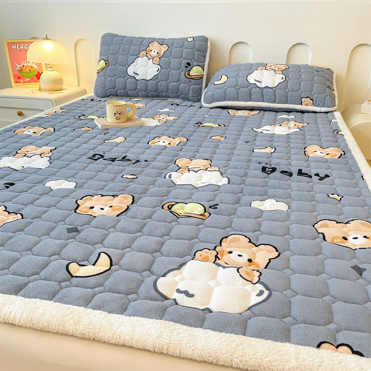 91家纺网 家纺一手货源 找家纺 雯豆家纺 【加厚款】2025新款牛奶绒床垫床护垫印花小清新床褥床垫子 牛奶绒床褥-云朵熊【加厚款】