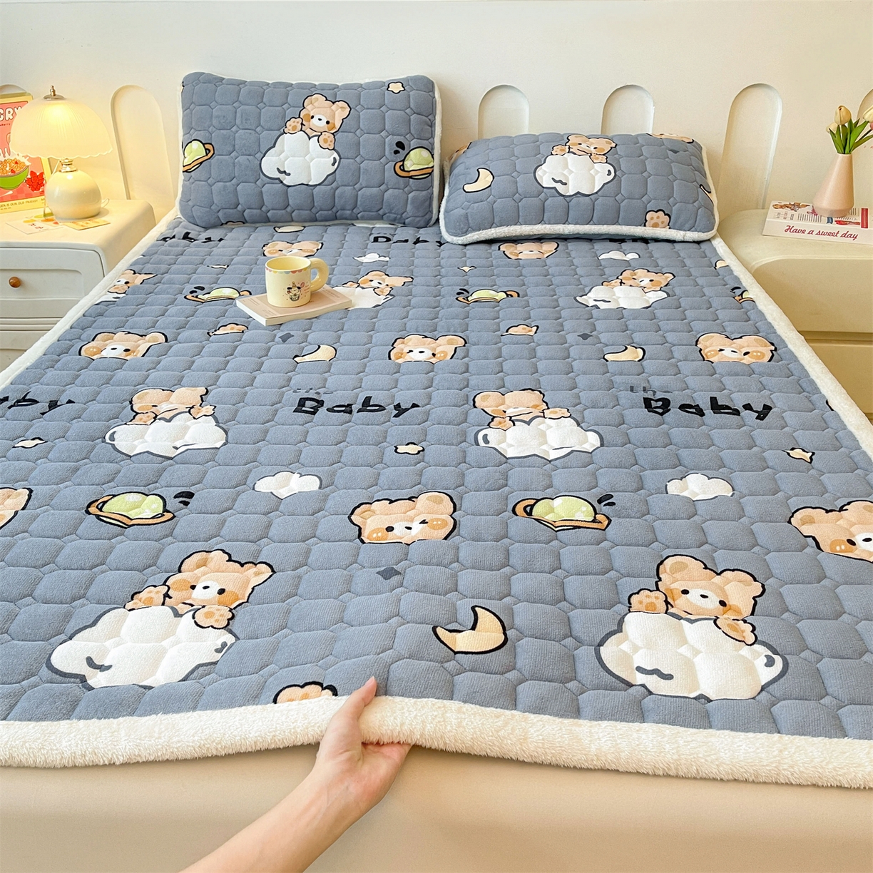 91家纺网 家纺一手货源 找家纺 雯豆家纺 【加厚款】2025新款牛奶绒床垫床护垫印花小清新床褥床垫子 牛奶绒床褥-云朵熊【加厚款】