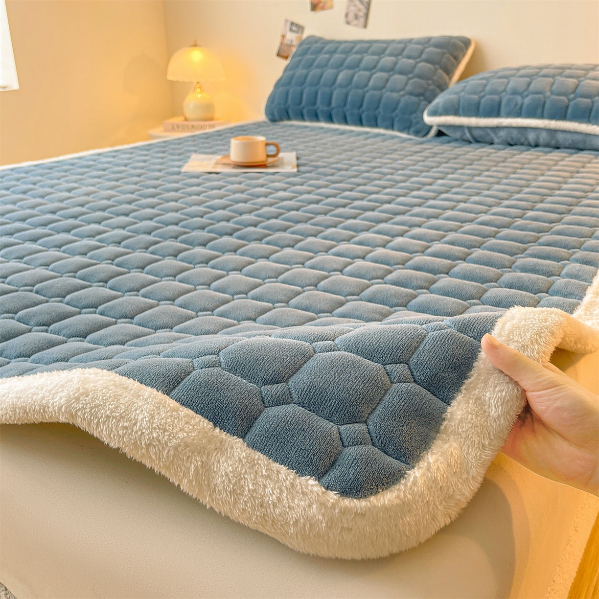 91家纺网 家纺一手货源 找家纺 雯豆家纺 【加厚款】2025秋冬新款牛奶绒纯色床褥床垫床护垫子 牛奶绒床褥-碧海蓝【加厚款】