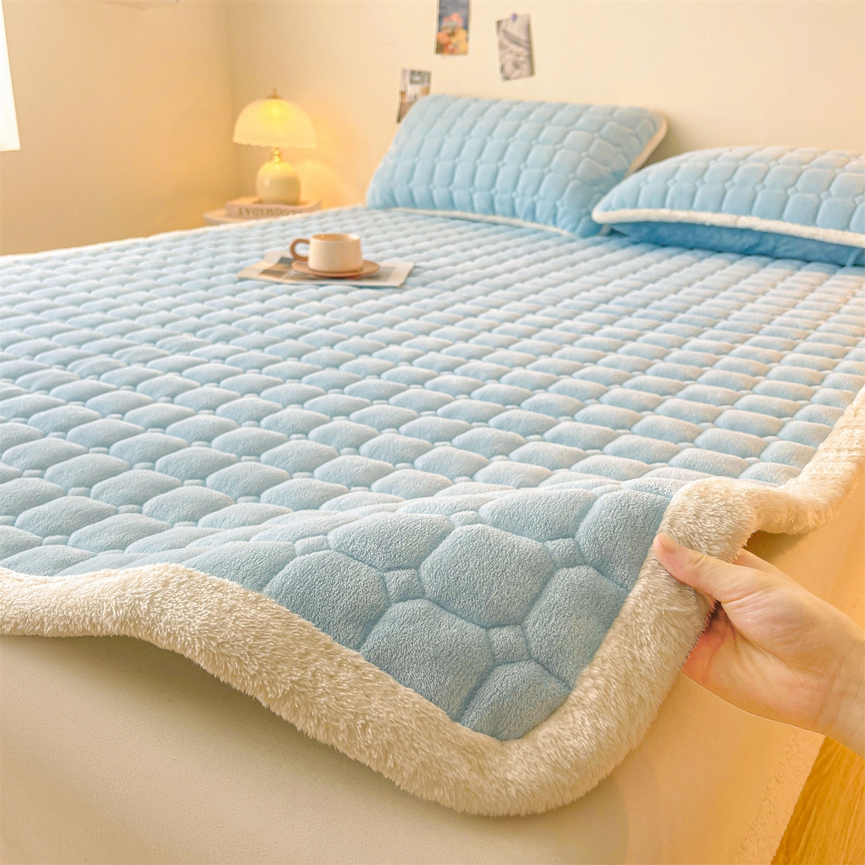 91家纺网 家纺一手货源 找家纺 雯豆家纺 【加厚款】2025秋冬新款牛奶绒纯色床褥床垫床护垫子 牛奶绒床褥-天蓝【加厚款】
