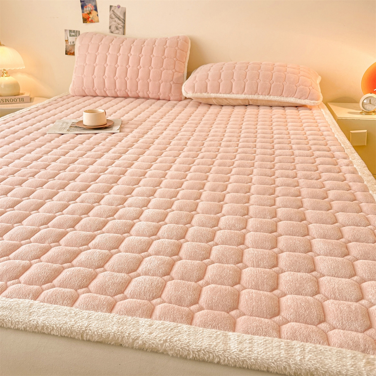 91家纺网 家纺一手货源 找家纺 雯豆家纺 【加厚款】2025秋冬新款牛奶绒纯色床褥床垫床护垫子 牛奶绒床褥-玉颜粉【加厚款】