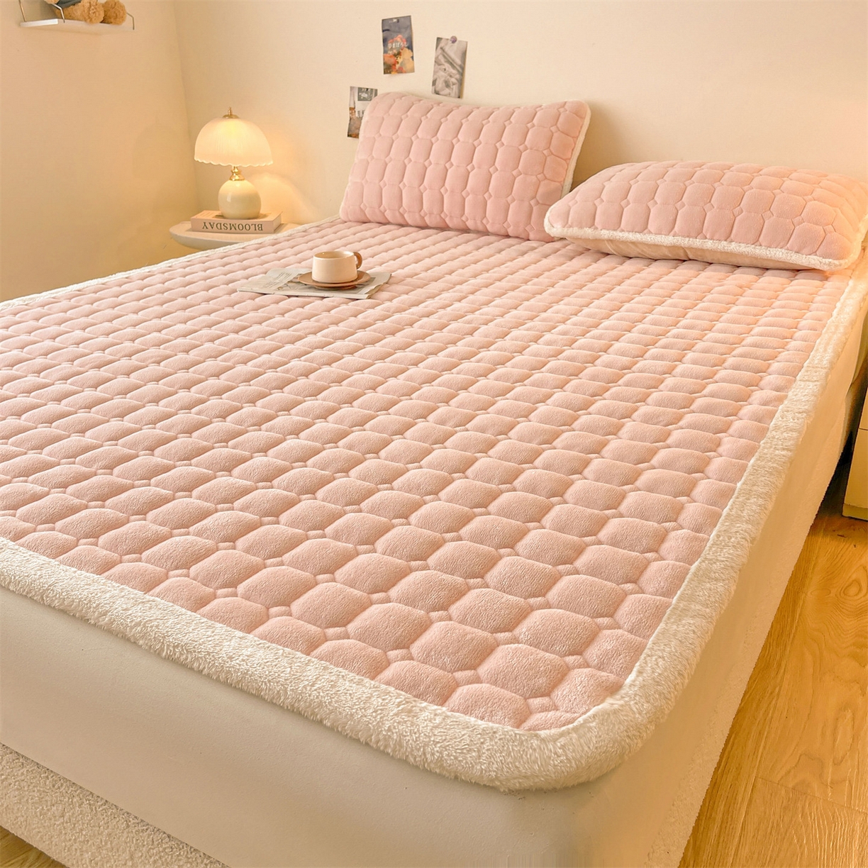 91家纺网 家纺一手货源 找家纺 雯豆家纺 【加厚款】2025秋冬新款牛奶绒纯色床褥床垫床护垫子 牛奶绒床褥-玉颜粉【加厚款】