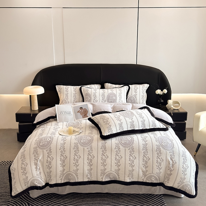 91家纺网 家纺一手货源 找家纺 卡罗兰 2025新款雕花牛奶绒兔毛包边四件套 叶语