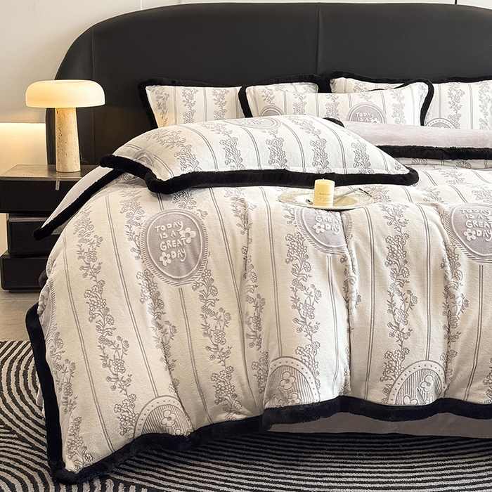 91家纺网 家纺一手货源 找家纺 卡罗兰 2025新款雕花牛奶绒兔毛包边四件套 叶语