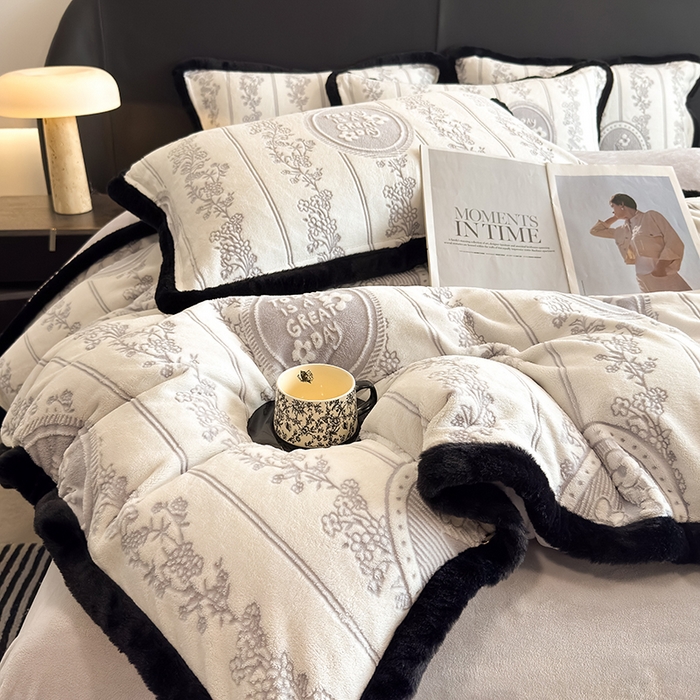 91家纺网 家纺一手货源 找家纺 卡罗兰 2025新款雕花牛奶绒兔毛包边四件套 叶语