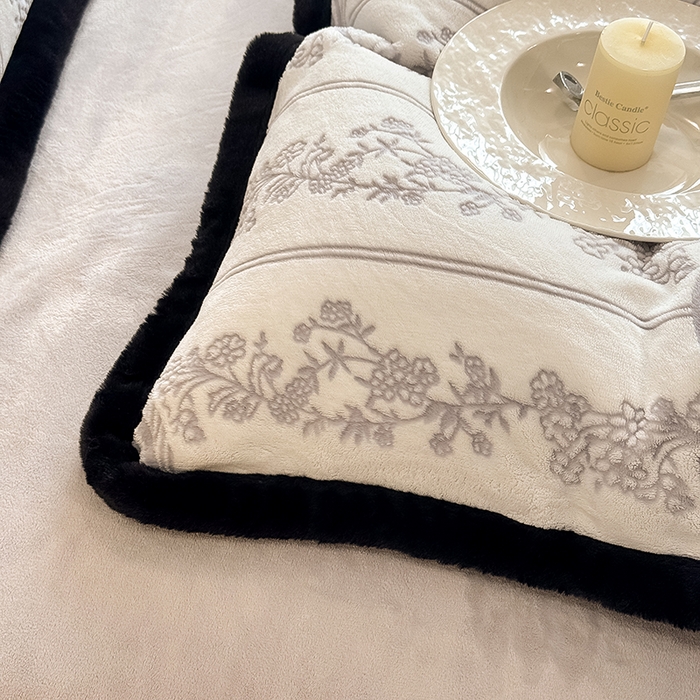 91家纺网 家纺一手货源 找家纺 卡罗兰 2025新款雕花牛奶绒兔毛包边四件套 叶语