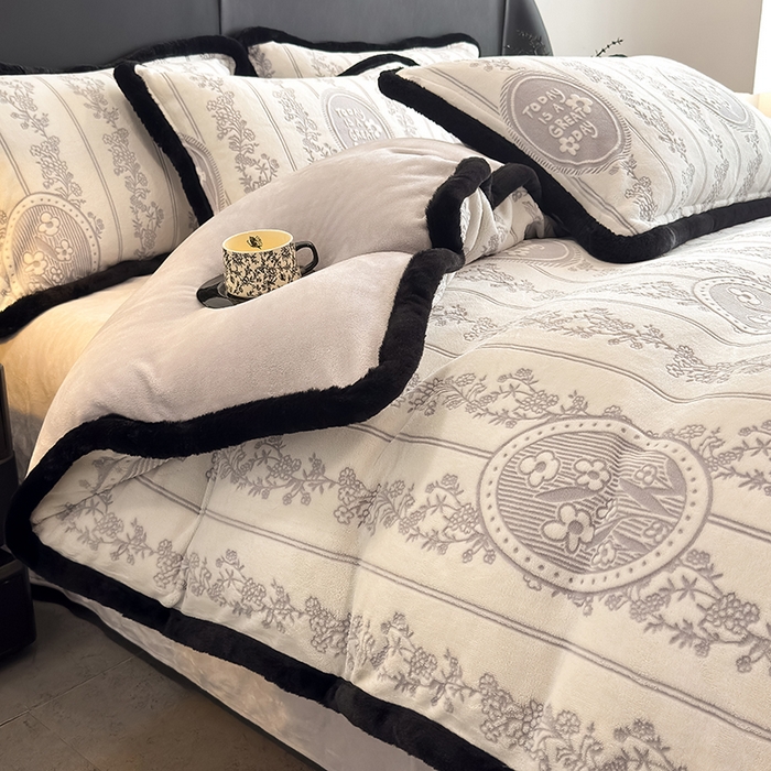 91家纺网 家纺一手货源 找家纺 卡罗兰 2025新款雕花牛奶绒兔毛包边四件套 叶语