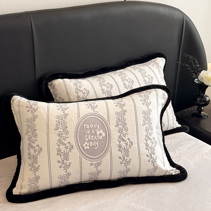 91家纺网 家纺一手货源 找家纺 卡罗兰 2025新款雕花牛奶绒兔毛包边四件套 叶语