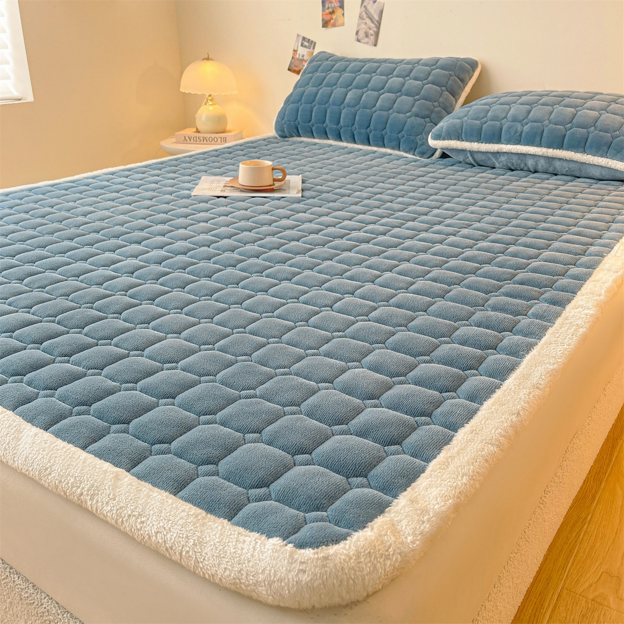 91家纺网 家纺一手货源 找家纺 雯豆家纺 【加厚款】2025秋冬新款牛奶绒纯色床褥床垫床护垫子 牛奶绒床褥-碧海蓝【加厚款】