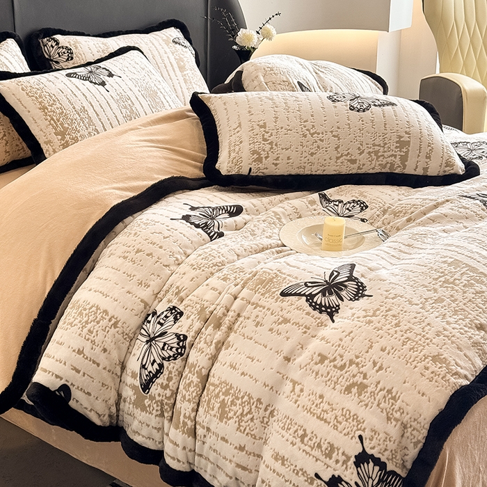 91家纺网 家纺一手货源 找家纺 卡罗兰 2025新款雕花牛奶绒兔毛包边四件套 蝴蝶-卡其