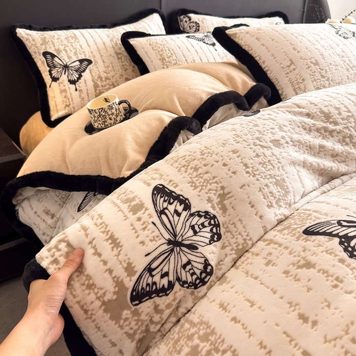 91家纺网 家纺一手货源 找家纺 卡罗兰 2025新款雕花牛奶绒兔毛包边四件套 蝴蝶-卡其