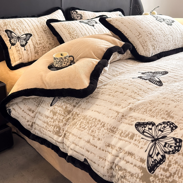 91家纺网 家纺一手货源 找家纺 卡罗兰 2025新款雕花牛奶绒兔毛包边四件套 蝴蝶-卡其