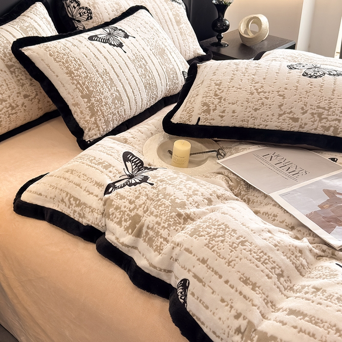 91家纺网 家纺一手货源 找家纺 卡罗兰 2025新款雕花牛奶绒兔毛包边四件套 蝴蝶-卡其