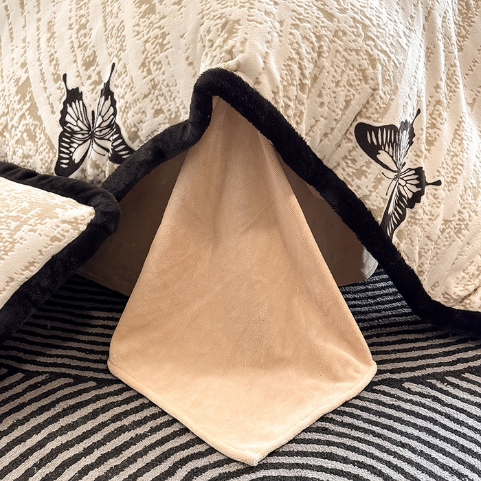 91家纺网 家纺一手货源 找家纺 卡罗兰 2025新款雕花牛奶绒兔毛包边四件套 蝴蝶-卡其