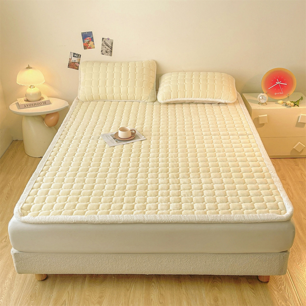 91家纺网 家纺一手货源 找家纺 雯豆家纺 【加厚款】2025秋冬新款牛奶绒纯色床褥床垫床护垫子 牛奶绒床褥-点黄【加厚款】