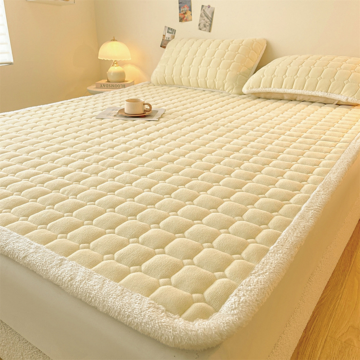 91家纺网 家纺一手货源 找家纺 雯豆家纺 【加厚款】2025秋冬新款牛奶绒纯色床褥床垫床护垫子 牛奶绒床褥-点黄【加厚款】