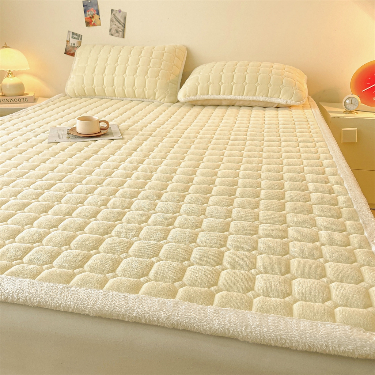 91家纺网 家纺一手货源 找家纺 雯豆家纺 【加厚款】2025秋冬新款牛奶绒纯色床褥床垫床护垫子 牛奶绒床褥-点黄【加厚款】