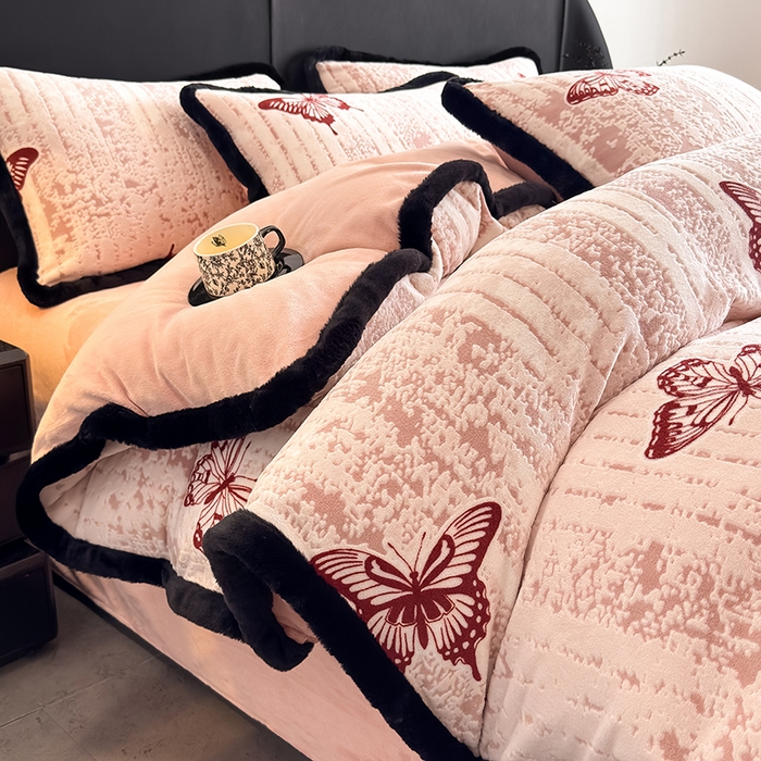 卡罗兰 2025新款雕花牛奶绒兔毛包边四件套 蝴蝶-粉红