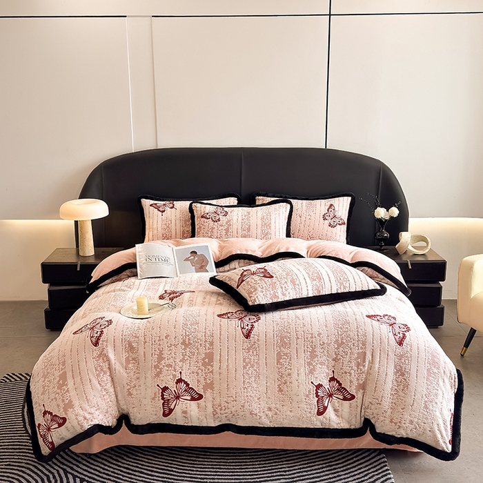 91家纺网 家纺一手货源 找家纺 卡罗兰 2025新款雕花牛奶绒兔毛包边四件套 蝴蝶-粉红