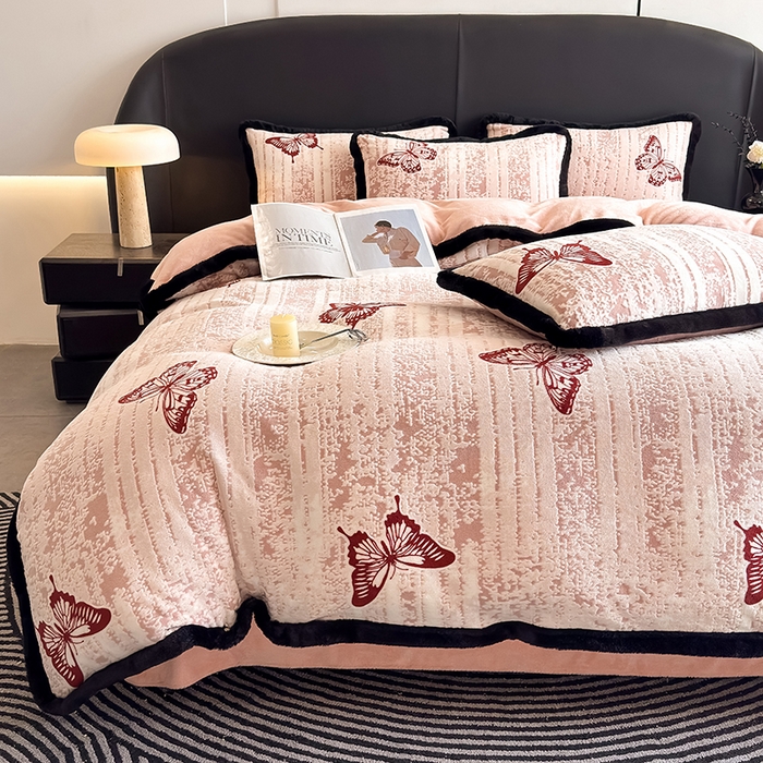 91家纺网 家纺一手货源 找家纺 卡罗兰 2025新款雕花牛奶绒兔毛包边四件套 蝴蝶-粉红