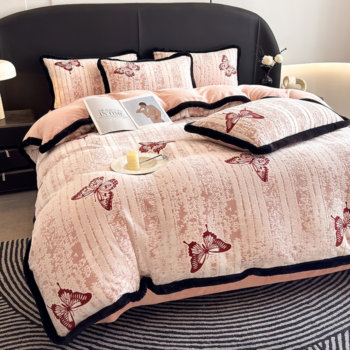 91家纺网 家纺一手货源 找家纺 卡罗兰 2025新款雕花牛奶绒兔毛包边四件套 蝴蝶-粉红