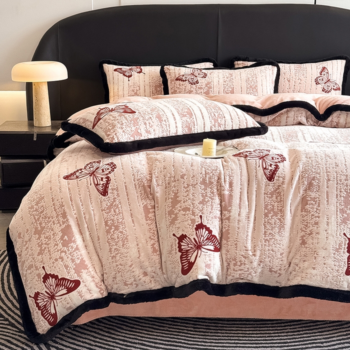 91家纺网 家纺一手货源 找家纺 卡罗兰 2025新款雕花牛奶绒兔毛包边四件套 蝴蝶-粉红