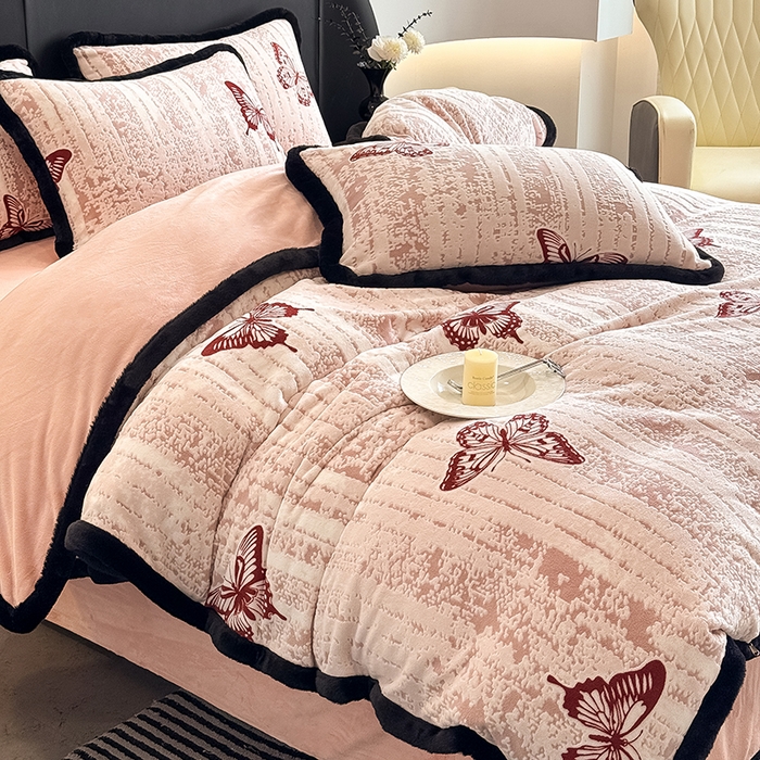 91家纺网 家纺一手货源 找家纺 卡罗兰 2025新款雕花牛奶绒兔毛包边四件套 蝴蝶-粉红