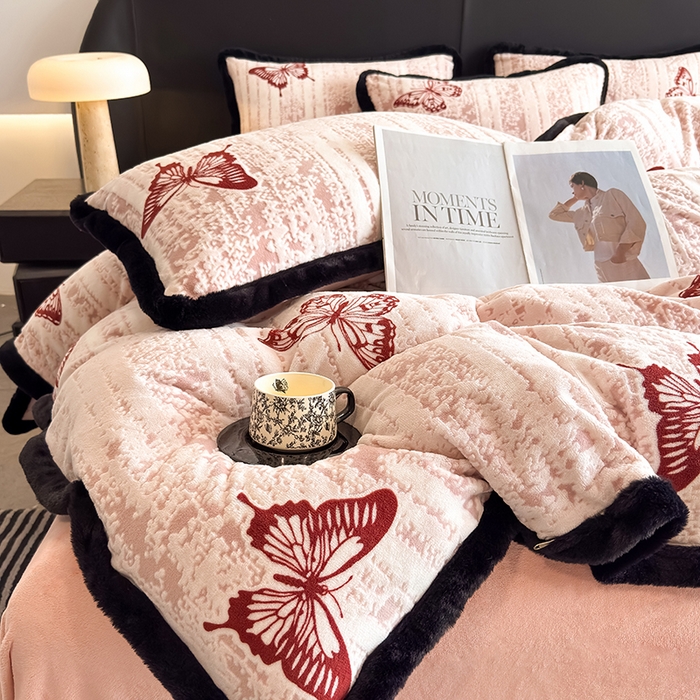 91家纺网 家纺一手货源 找家纺 卡罗兰 2025新款雕花牛奶绒兔毛包边四件套 蝴蝶-粉红