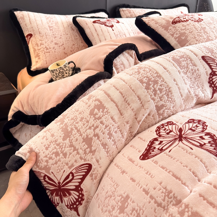 91家纺网 家纺一手货源 找家纺 卡罗兰 2025新款雕花牛奶绒兔毛包边四件套 蝴蝶-粉红