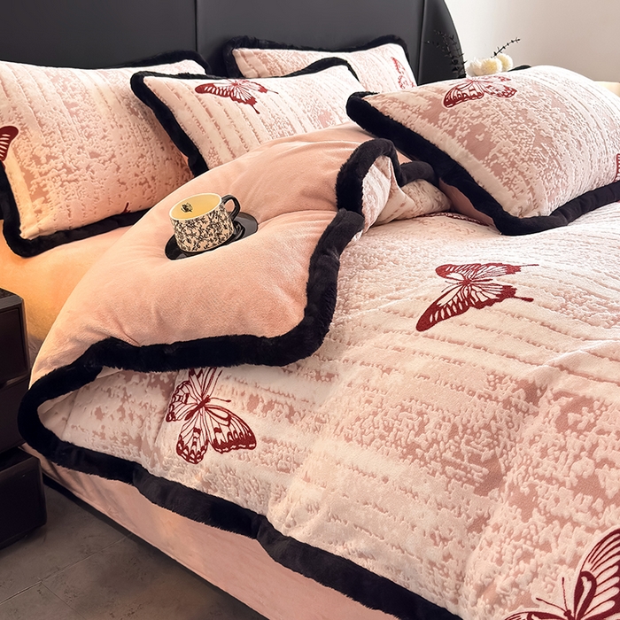 91家纺网 家纺一手货源 找家纺 卡罗兰 2025新款雕花牛奶绒兔毛包边四件套 蝴蝶-粉红