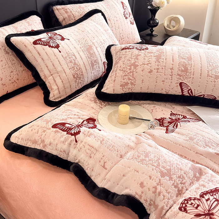 91家纺网 家纺一手货源 找家纺 卡罗兰 2025新款雕花牛奶绒兔毛包边四件套 蝴蝶-粉红