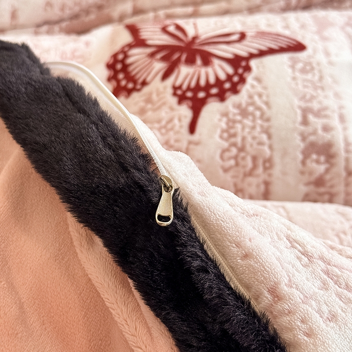 91家纺网 家纺一手货源 找家纺 卡罗兰 2025新款雕花牛奶绒兔毛包边四件套 蝴蝶-粉红