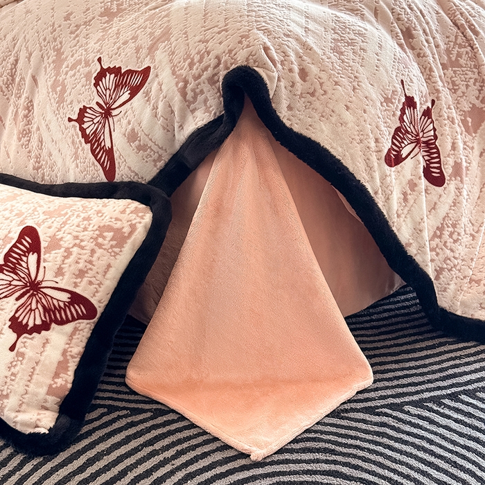 91家纺网 家纺一手货源 找家纺 卡罗兰 2025新款雕花牛奶绒兔毛包边四件套 蝴蝶-粉红