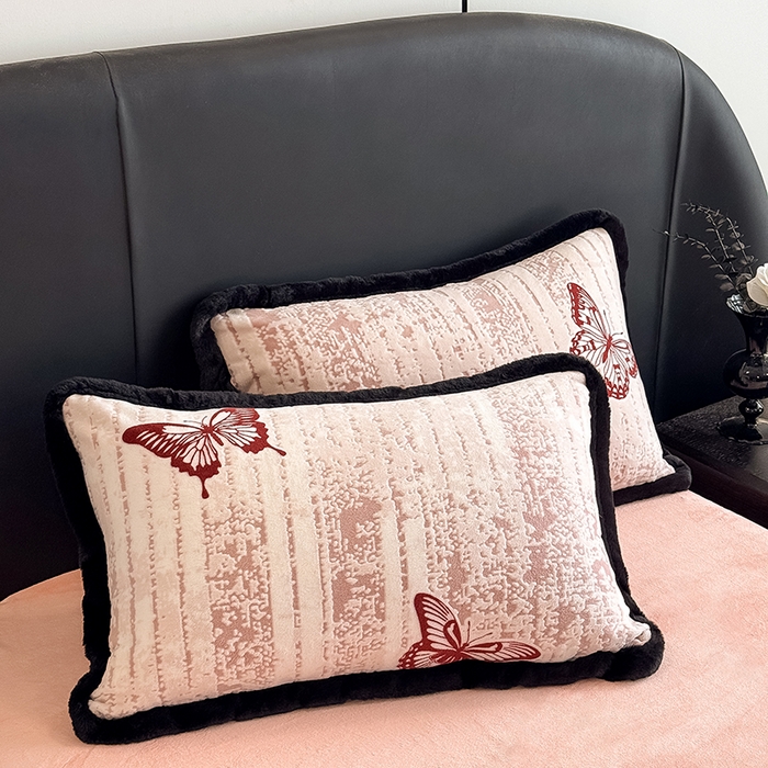 91家纺网 家纺一手货源 找家纺 卡罗兰 2025新款雕花牛奶绒兔毛包边四件套 蝴蝶-粉红