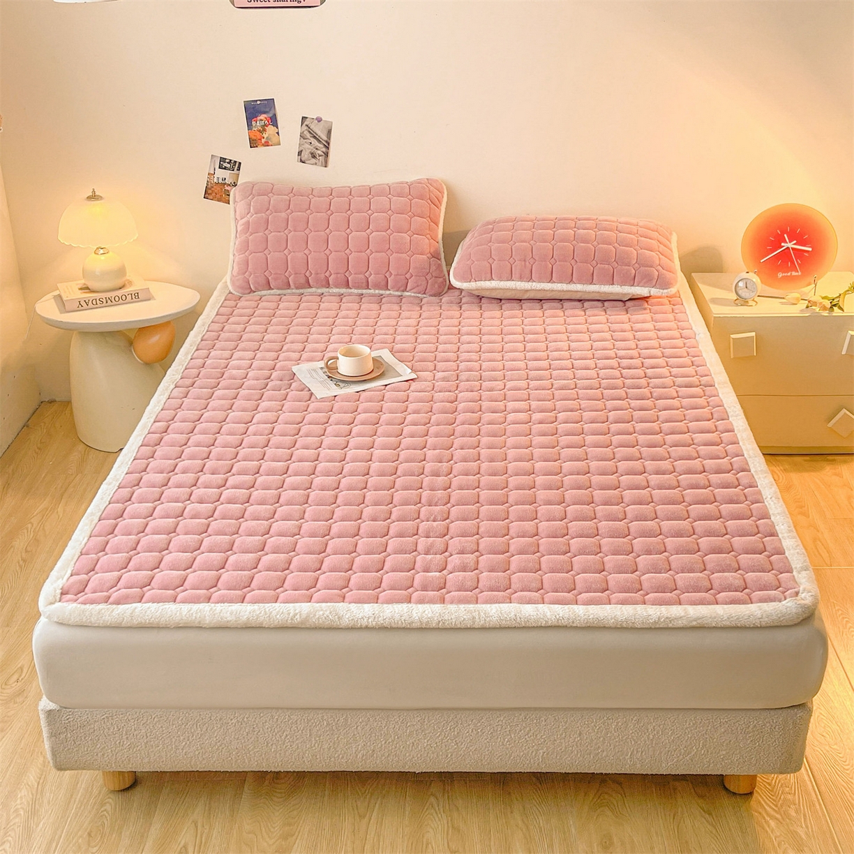 91家纺网 家纺一手货源 找家纺 雯豆家纺 【加厚款】2025秋冬新款牛奶绒纯色床褥床垫床护垫子 牛奶绒床褥-格调粉【加厚款】