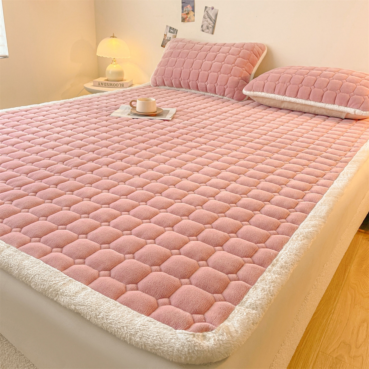 91家纺网 家纺一手货源 找家纺 雯豆家纺 【加厚款】2025秋冬新款牛奶绒纯色床褥床垫床护垫子 牛奶绒床褥-格调粉【加厚款】